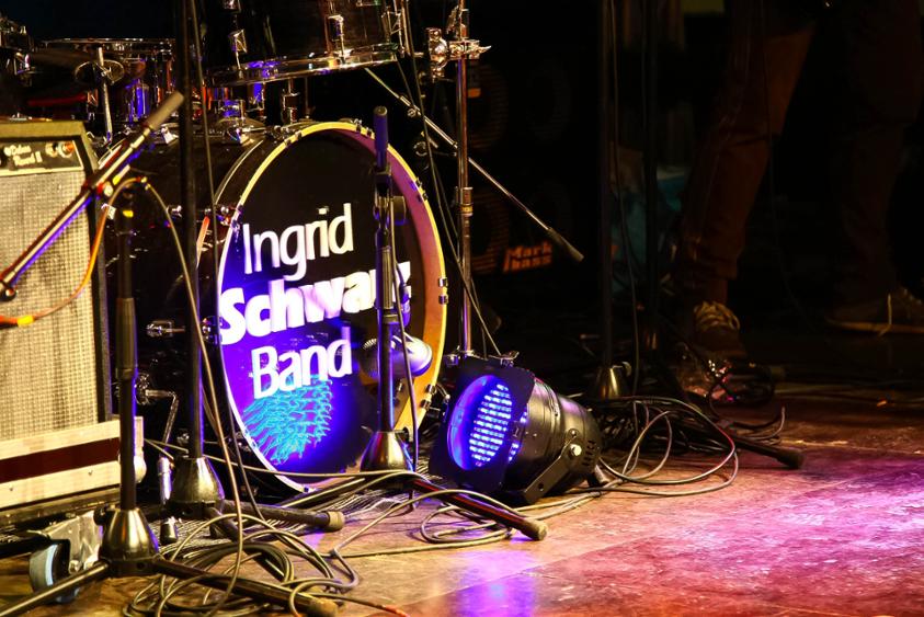 Schlagzeug der Ingrid Schwarz Band auf der Bühne